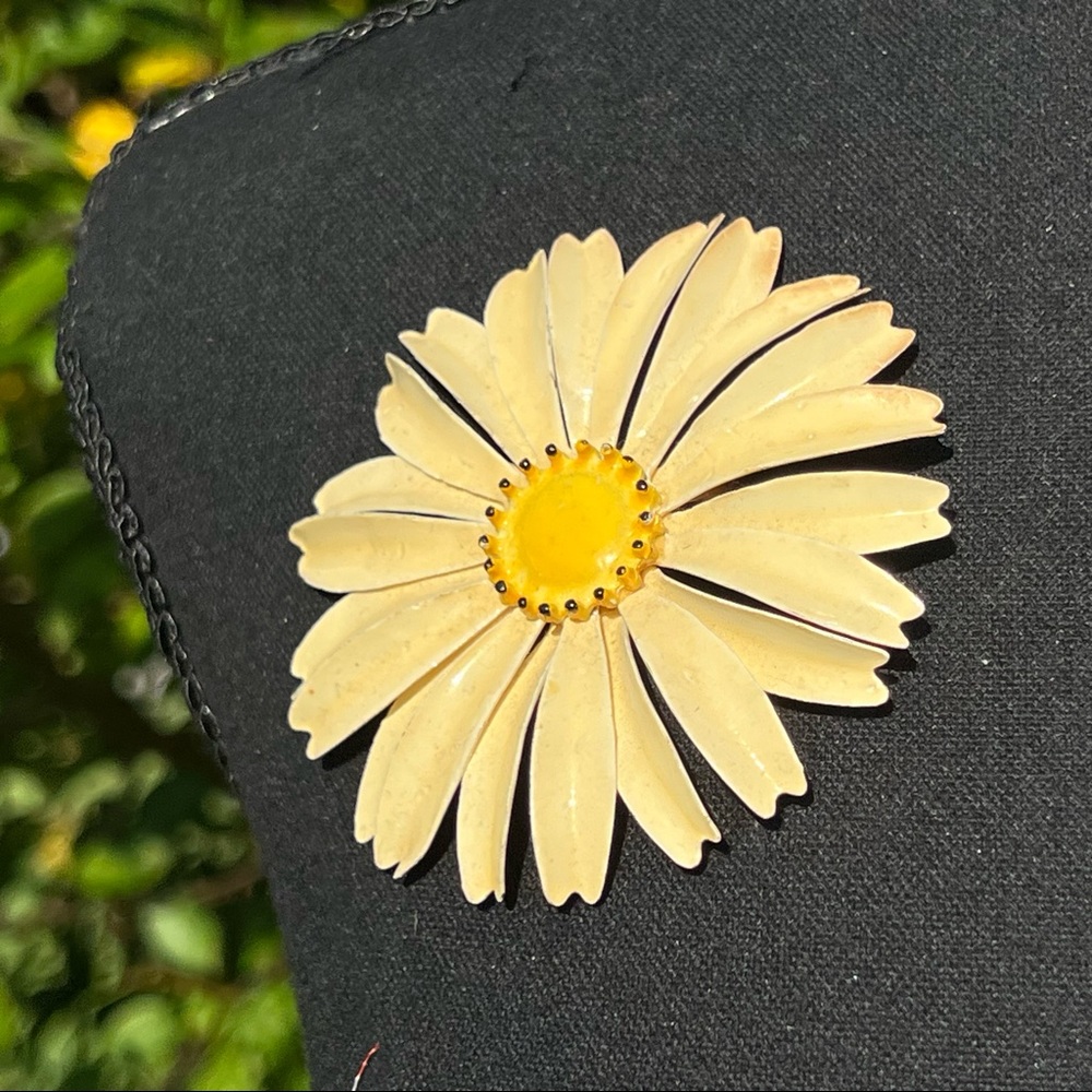 & Vintage Daisy Flower Brooch